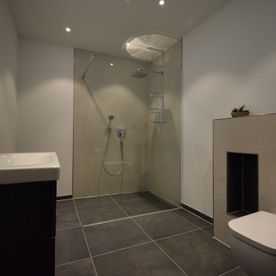 Von MK Sanierung Marcel Kielczewski neu gestaltetes Badezimmer mit großen Fliesen